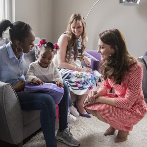 Kate Middleton, duchesse de Cambridge, face à une fillette bien sage lors du lancement d'une série de film sur la santé mentale des femmes au Collège Royal des obstétriciens et des gynécologues à Londres, le 23 mars 2017. "George ne serait pas resté assis aussi longtemps", a-t-elle confié avec décontraction à la maman à la fin de leur entretien.