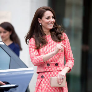 Kate Middleton, duchesse de Cambridge, assiste au lancement d'une série de film sur la santé mentale des femmes au Collège Royal des obstétriciens et des gynécologues à Londres, le 23 mars 2017.