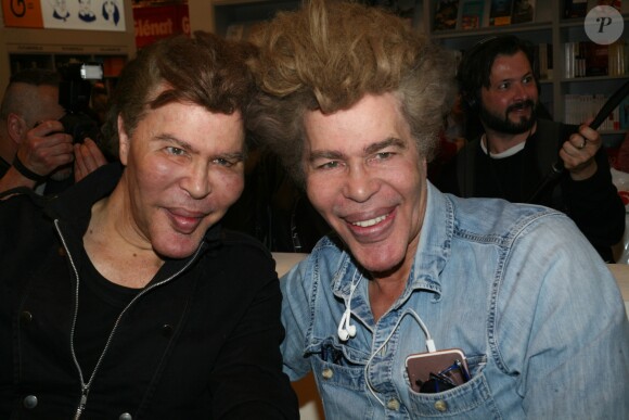 Les frères Igor et Grichka Bogdanov lors de la 37ème édition du Salon du livre au parc des expositions, à la porte de Versailles, à Paris, France, le 26 mars 2017.
