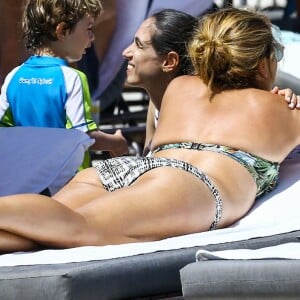 Roger Federer et sa femme Miroslava Vavrinec (Mirka) profitent d'une belle journée ensoleillée sur une plage à Miami, le 29 mars 2017.