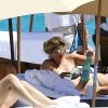 Roger Federer et sa femme Miroslava Vavrinec (Mirka) profitent d'une belle journée ensoleillée sur une plage à Miami, le 29 mars 2017.