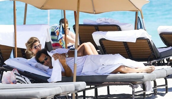 Roger Federer et sa femme Miroslava Vavrinec (Mirka) profitent d'une belle journée ensoleillée sur une plage à Miami, le 29 mars 2017.