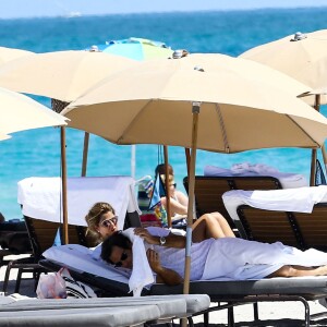 Roger Federer et sa femme Miroslava Vavrinec (Mirka) profitent d'une belle journée ensoleillée sur une plage à Miami, le 29 mars 2017.