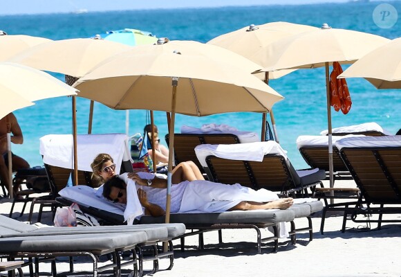 Roger Federer et sa femme Miroslava Vavrinec (Mirka) profitent d'une belle journée ensoleillée sur une plage à Miami, le 29 mars 2017.