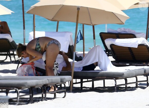 Roger Federer et sa femme Miroslava Vavrinec (Mirka) profitent d'une belle journée ensoleillée sur une plage à Miami, le 29 mars 2017.