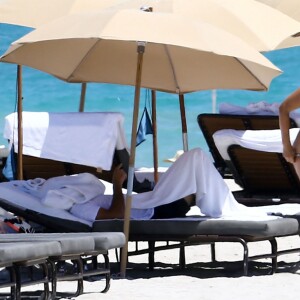 Roger Federer et sa femme Miroslava Vavrinec (Mirka) profitent d'une belle journée ensoleillée sur une plage à Miami, le 29 mars 2017.