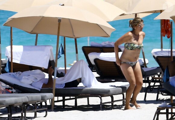 Roger Federer et sa femme Miroslava Vavrinec (Mirka) profitent d'une belle journée ensoleillée sur une plage à Miami, le 29 mars 2017.