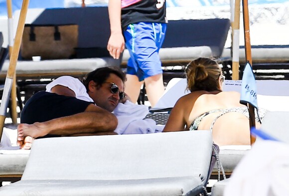 Roger Federer et sa femme Miroslava Vavrinec (Mirka) profitent d'une belle journée ensoleillée sur une plage à Miami, le 29 mars 2017.