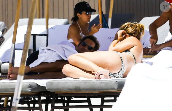 Roger Federer et sa femme Miroslava Vavrinec (Mirka) profitent d'une belle journée ensoleillée sur une plage à Miami, le 29 mars 2017.