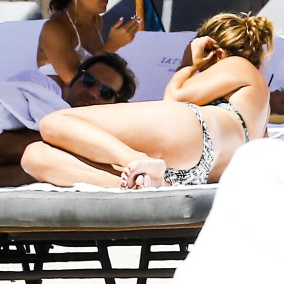 Roger Federer et sa femme Miroslava Vavrinec (Mirka) profitent d'une belle journée ensoleillée sur une plage à Miami, le 29 mars 2017.