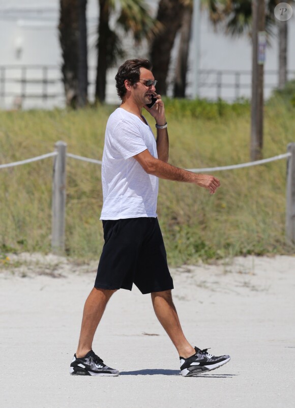 Roger Federer et sa femme Miroslava Vavrinec (Mirka) profitent d'une belle journée ensoleillée sur une plage à Miami, le 29 mars 2017.