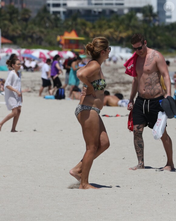 Roger Federer et sa femme Miroslava Vavrinec (Mirka) profitent d'une belle journée ensoleillée sur une plage à Miami, le 29 mars 2017.