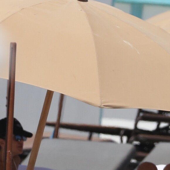 Roger Federer et sa femme Miroslava Vavrinec (Mirka) profitent d'une belle journée ensoleillée sur une plage à Miami, le 29 mars 2017.