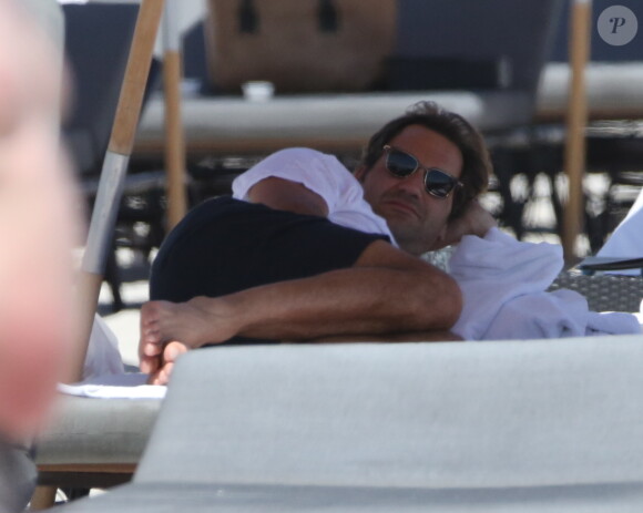 Roger Federer et sa femme Miroslava Vavrinec (Mirka) profitent d'une belle journée ensoleillée sur une plage à Miami, le 29 mars 2017.