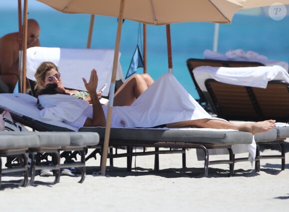 Roger Federer et sa femme Miroslava Vavrinec (Mirka) profitent d'une belle journée ensoleillée sur une plage à Miami, le 29 mars 2017.