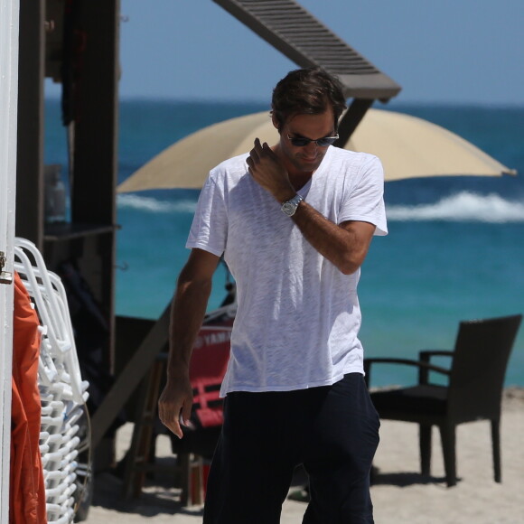 Roger Federer et sa femme Miroslava Vavrinec (Mirka) profitent d'une belle journée ensoleillée sur une plage à Miami, le 29 mars 2017.
