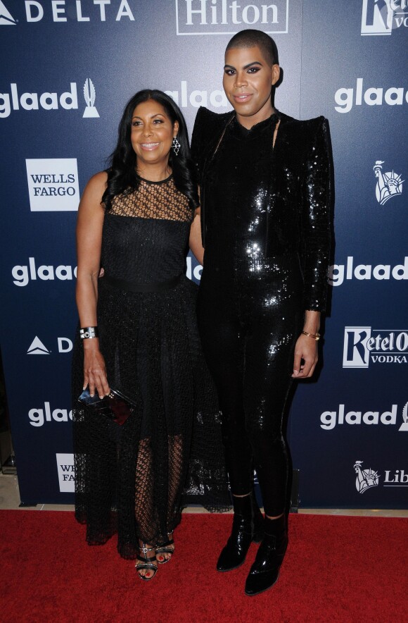 Cookie Johnson et son fils E.J. Johnson - 28e GLAAD Media Awards à Beverly Hills le 1er avril 2017. © Birdie Thompson/AdMedia via ZUMA Wire / Bestimage