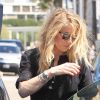 Exclusif - Amber Heard range son shopping dans son coffre de voiture avec l'aide de son assitante au Paper Source à Beverly Hills, le 29 mars 2017.