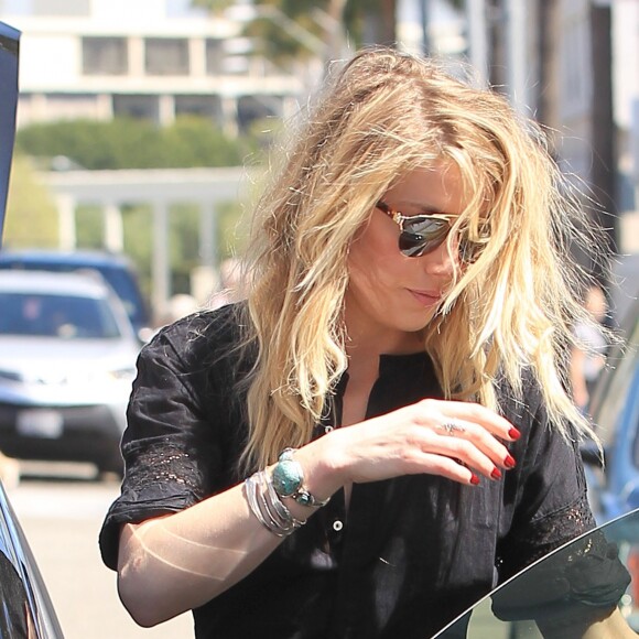 Exclusif - Amber Heard range son shopping dans son coffre de voiture avec l'aide de son assitante au Paper Source à Beverly Hills, le 29 mars 2017.
