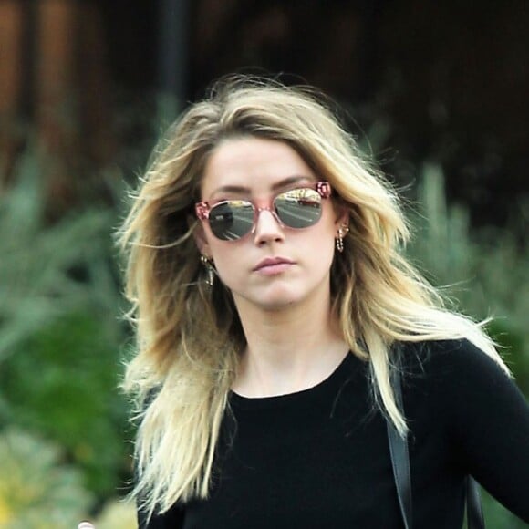 Exclusif - Amber Heard à la sortie d'un cabinet d’avocats à Santa Monica. Amber est ensuite allée mettre de l'essence dans sa voiture et s'est rendu dans un solarium. Le 1er janvier 2017