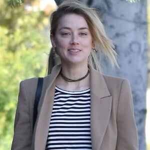 Amber Heard promène ses chiens et déjeune avec une amie à Los Feliz, le 26 janvier 2017