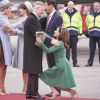 La princesse Marie de Danemark fait la révérence devant le roi Philippe de Belgique lors du début de la visite officielle du couple royal à Copenhague le 28 mars 2017.