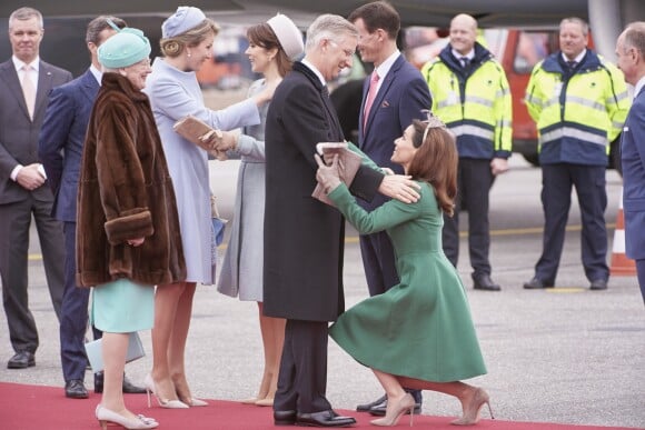 La princesse Marie de Danemark fait la révérence devant le roi Philippe de Belgique lors du début de la visite officielle du couple royal à Copenhague le 28 mars 2017.