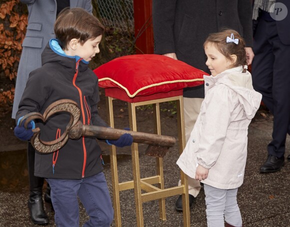 Henrik et Athena sont équipés pour ouvrir le parc ! Le prince Joachim et la princesse Marie de Danemark étaient accompagnés de leurs enfants Henrik (7 ans) et Athena (5 ans) pour l'inauguration de la saison 2017 du parc d'attractions Bakken, le 30 mars 2017 à Gentofte au nord de Copenhague.
