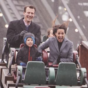 Athena a dit avoir adoré les montagnes russes... et sa maman aussi, apparemment ! Le prince Joachim et la princesse Marie de Danemark étaient accompagnés de leurs enfants Henrik (7 ans) et Athena (5 ans) pour l'inauguration de la saison 2017 du parc d'attractions Bakken, le 30 mars 2017 à Gentofte au nord de Copenhague.