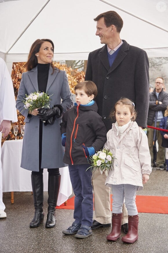 Le prince Joachim et la princesse Marie de Danemark, très complices, étaient accompagnés de leurs enfants Henrik (7 ans) et Athena (5 ans) pour l'inauguration de la saison 2017 du parc d'attractions Bakken, le 30 mars 2017 à Gentofte au nord de Copenhague.