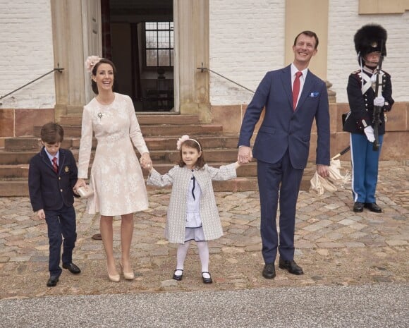 Le prince Joachim et la princesse Marie de Danemark avec leurs enfants Henrik (7 ans) et Athena (5 ans) lors de la confirmation du prince Felix, fils cadet issu du premier mariage du prince Joachim avec la comtesse Alexandra, le 1er avril 2017 au palais Christian IX à Copenhague.