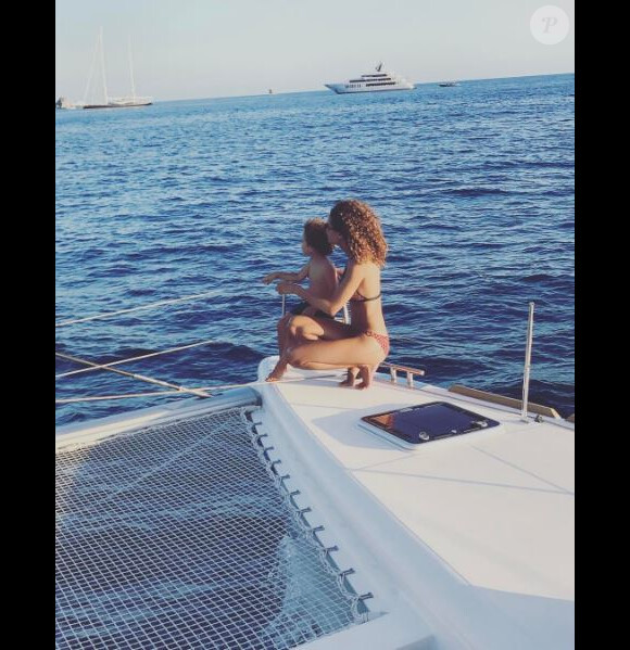 Chloé Mortaud et son fils Matis en vacances à Saint-Barthélemy. Avril 2017.
