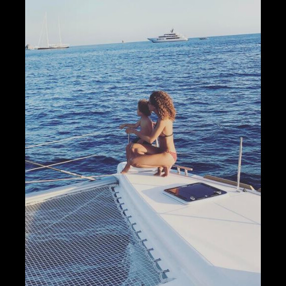 Chloé Mortaud et son fils Matis en vacances à Saint-Barthélemy. Avril 2017.