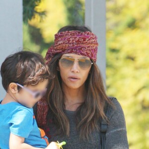 Exclusif - Halle Berry fait ses courses avec son fils Maceo à Los Angeles le 11 mars 2017.