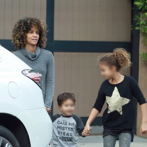 Exclusif - Halle Berry (avec une coiffure Afro) arrive avec ses enfants Nahla et Maceo, chez une amie pour une fête d'anniversaire. Los Feliz, Los Angeles, le 25 Janvier 2017.
