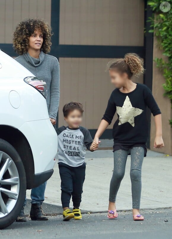 Exclusif - Halle Berry (avec une coiffure Afro) arrive avec ses enfants Nahla et Maceo, chez une amie pour une fête d'anniversaire. Los Feliz, Los Angeles, le 25 Janvier 2017.