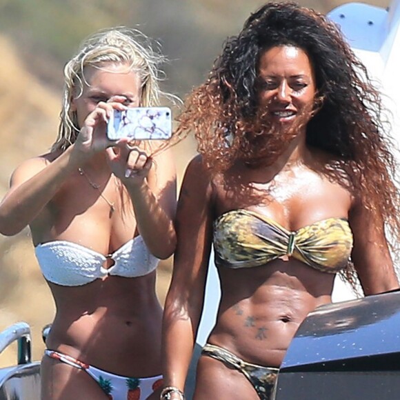 Melanie Brown (Mel B) en compagnie de la baby-sitter allemande Lorraine Gilles sur un yacht avec des amis à Ibiza le 3 juillet 2016.