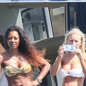 Melanie Brown (Mel B) en compagnie de la baby-sitter allemande Lorraine Gilles sur un yacht avec des amis à Ibiza le 3 juillet 2016.