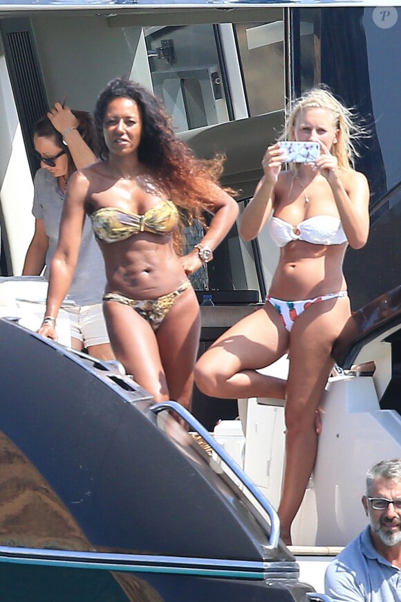 Melanie Brown (Mel B) en compagnie de la baby-sitter allemande Lorraine Gilles sur un yacht avec des amis à Ibiza le 3 juillet 2016.