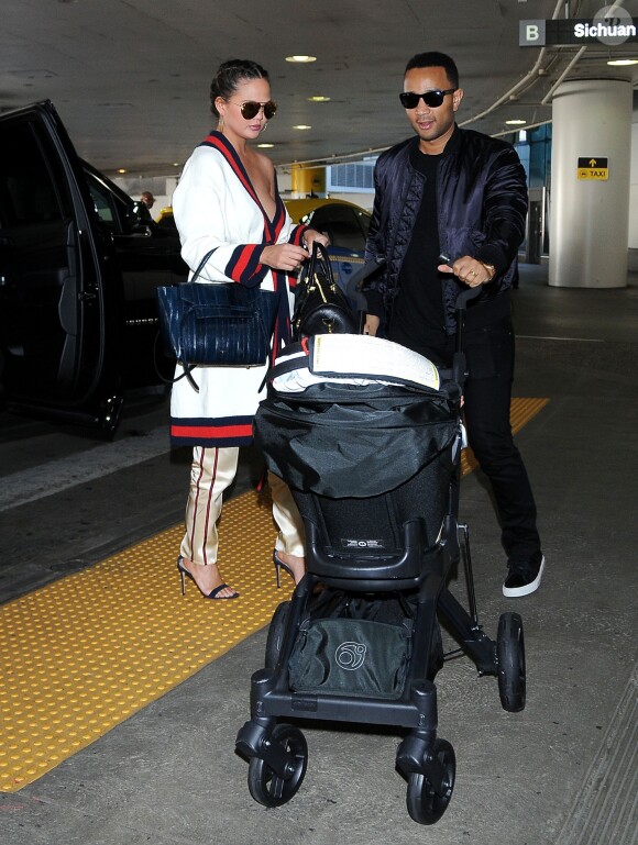 John Legend arrive à l'aéroport de LAX avec sa femme Chrissy Teigen et leur fille Luna. Los Angeles, le 16 mars 2017.