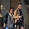 Chrissy Teigen et sa mère Vilailuck Teigen à Beverly Hills, le 24 novembre 2015.