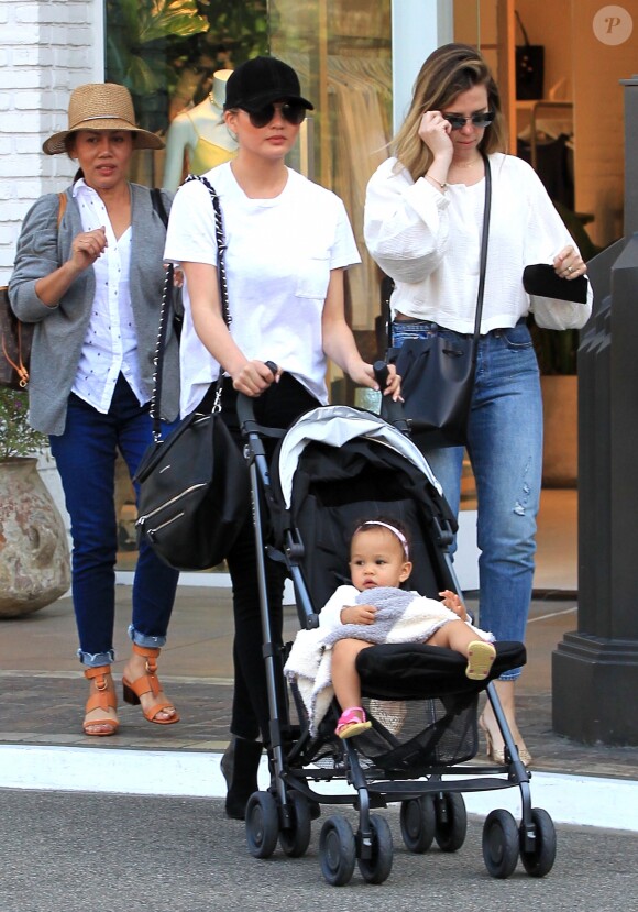 Chrissy Teigen fait du shopping avec sa mère Vilailuck Teigen (à gauche) et sa fille Luna à Los Angeles, le 30 mars 2017.