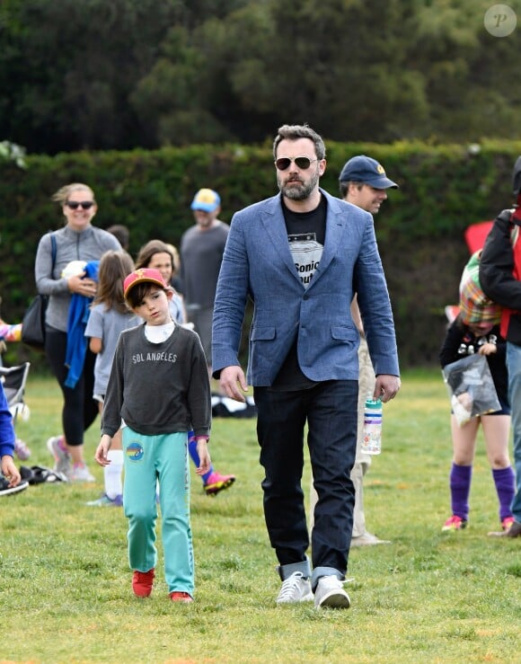 Ben Affleck emmène sa fille Seraphina jouer à un match de football dans un parc à Los Angeles, le 8 avril 2017