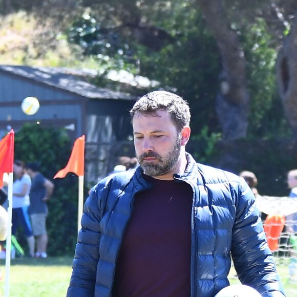 Ben Affleck emmène sa fille Seraphina jouer au football dans un parc à Los Angeles, le 1er avril 2017