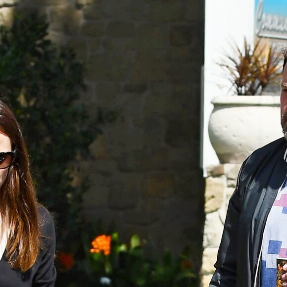 Ben Affleck et Jennifer Garner se baladent en famille avec leurs enfants Violet, Seraphina et Samuel dans les rues de Pacific Palisades. Le couple avait annoncé son divorce en juillet 2015. Aux dernières nouvelles Jenni­fer Garner et Ben Affleck ont fina­le­ment décidé de sauver leur mariage. Le lien qui les unit semble indé­fec­tible! Le 26 mars 2017