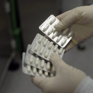 Exclusif - Fabrication du Meldonium au laboratoire Grindex à Riga en Lettonie. Le meldonium (ou Mildronate) est un médicament destiné à la lutte contre les angines et les cardiopathies. Il accroit la vascularisation du coeur et permet au sujet d'augmenter ses performances dans les épreuves de vitesse. Ce médicament est inscrit sur la liste noire de l'Agence Mondiale Antidopage. Il est fabriqué en Lettonie et distribué uniquement dans les pays Baltes et la Russie, mais n'a pas reçu l'agrément des Etats-Unis et de l'Europe. C'est cette molécule que la joueuse de tennis Maria Sharapova avait absorbée avant le tournoi de Melbourne.