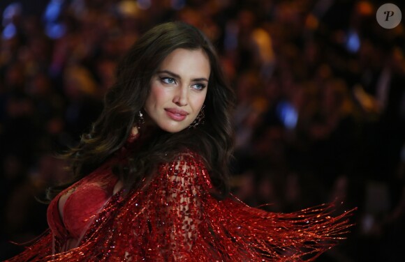 Irina Shayk (enceinte) au défilé "Victoria's Secret Paris 2016" au Grand Palais à Paris, le 30 novembre 2016.