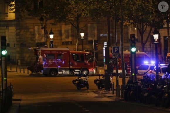 Les forces de police et les militaires sur les Champs-Elysées après l'attaque terroriste. Le terroriste a été abattu après avoir ouvert le feu sur un véhicule de police, faisant 1 mort et 2 blessés chez les policiers et blessant également un passant. L'attaque a peu de temps après été revendiquée par le groupe terroriste Etat Islamique (EI, Daech). Paris, le 20 avril 2017.