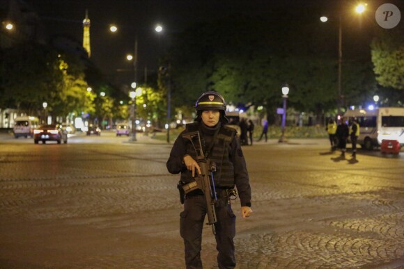 Les forces de police et les militaires sur les Champs-Elysées après l'attaque terroriste. Le terroriste a été abattu après avoir ouvert le feu sur un véhicule de police, faisant 1 mort et 2 blessés chez les policiers et blessant également un passant. L'attaque a peu de temps après été revendiquée par le groupe terroriste Etat Islamique (EI, Daech). Paris, le 20 avril 2017.