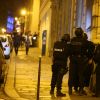 Policiers autour de l'avenue des Champs-Elysées bloquée car des coups de feu à l'arme lourde ont été tirés à Paris, le 20 avril 2017. Un agent de police a été tué et un autre blessé lors de la fusillade. Un assaillant a été abattu.